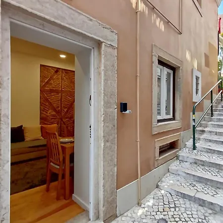 Cozy & Modern Retreat In * リスボン